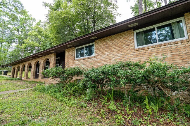 Building Photo - 3/2 Brick home in Old Town