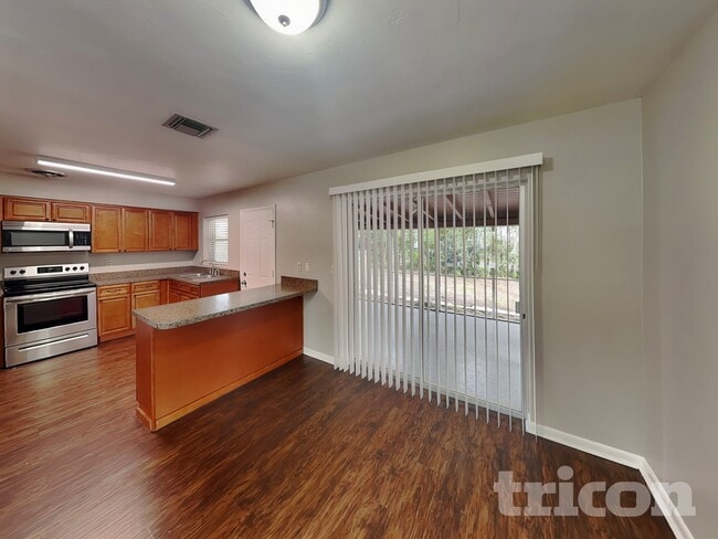 Foto del edificio - 1481 Falmouth Ave