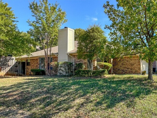 Building Photo - 1116 Oaktree St
