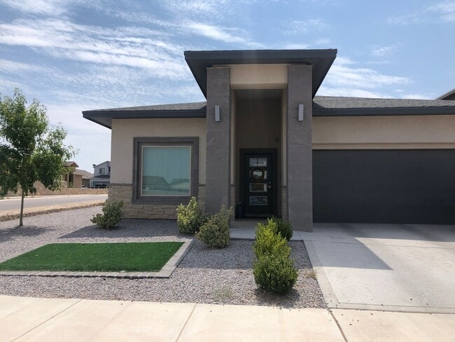 Building Photo - STYLISH EASTSIDE HOME