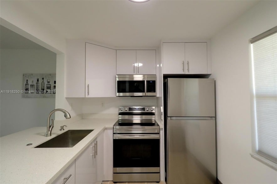 Foto principal - 9300 Lime Bay Blvd