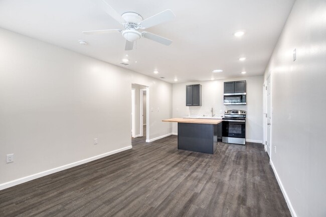 Building Photo - Newly Renovated 2 Bedroom 2 Bath Condo / G...