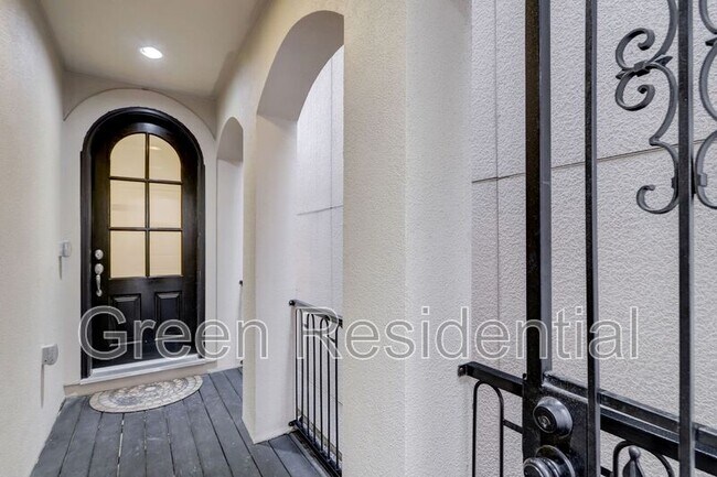 Foto del edificio - 1368 W 25th St