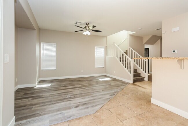 Foto del edificio - 932 Maple Pines Ave