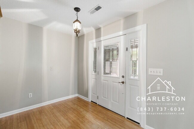 Building Photo - 2067 Dogwood Rd