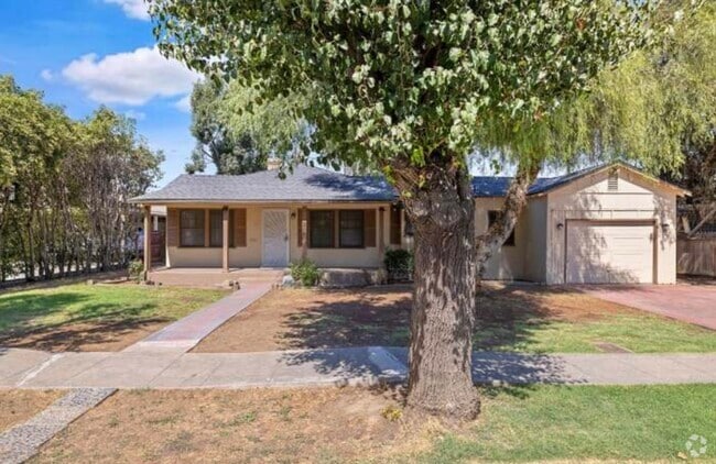 Building Photo - 1204 E Sequoia Ave