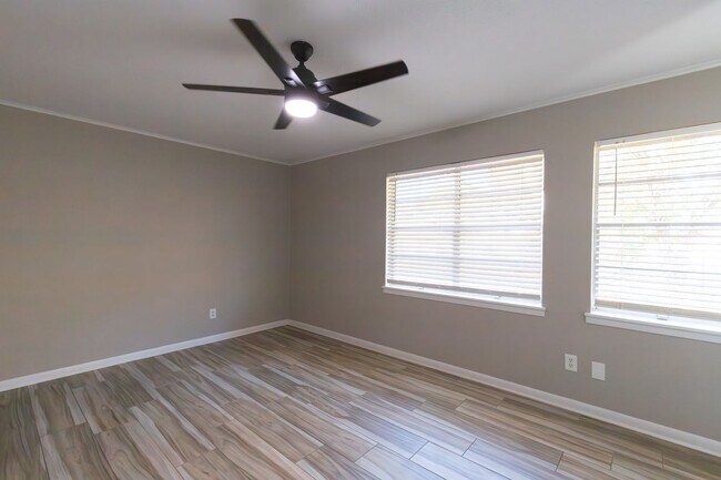 Building Photo - Remodeled 3 bedroom/ 2 bathroom
