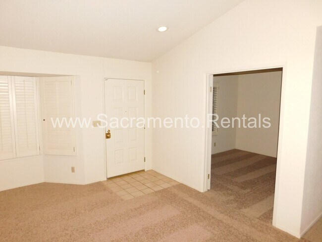Building Photo - Spacious South Natomas 2bd/2ba House with ...