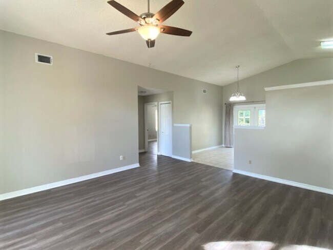 Building Photo - Beautiful 3 Bedroom Home in Ormond Beach!