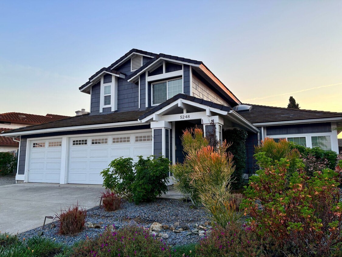 Foto principal - Beautiful Two Story Home with Large Yard - Oceanside