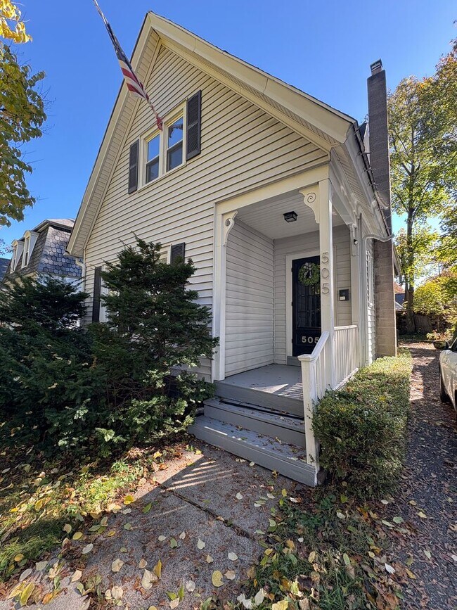 Foto del edificio - STUNNING Two Bedroom Single Family Home!