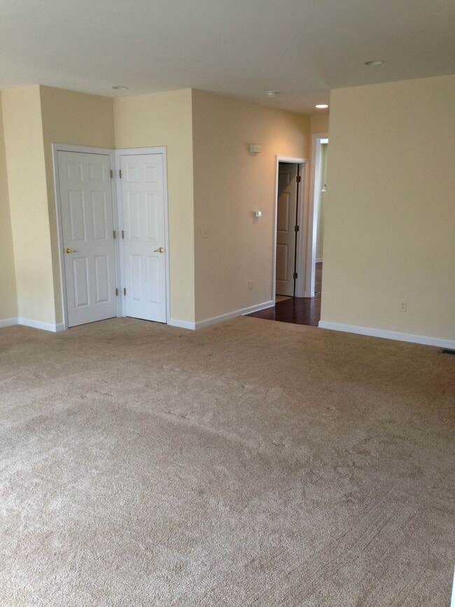 Building Photo - Updated 3 bed 2.5 luxury townhome in Mars PA!