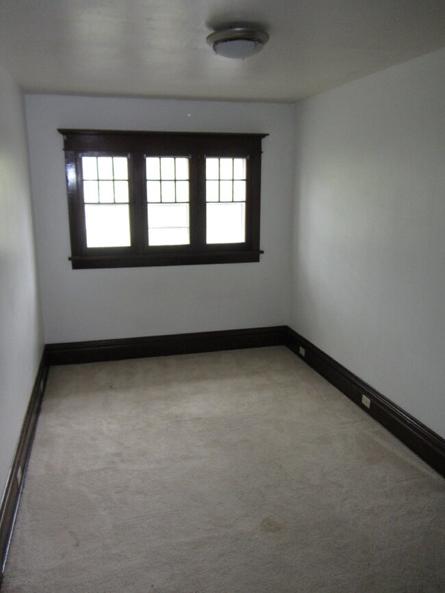 Foto del edificio - 2 bed 1 bath close to downtown Available J...