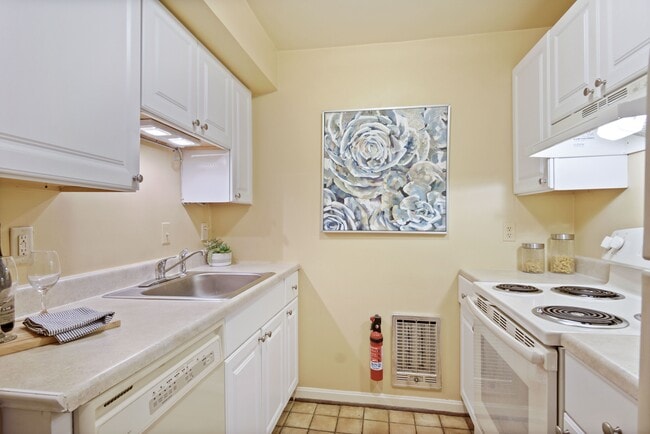 Building Photo - 2310 Ashmead Pl NW
