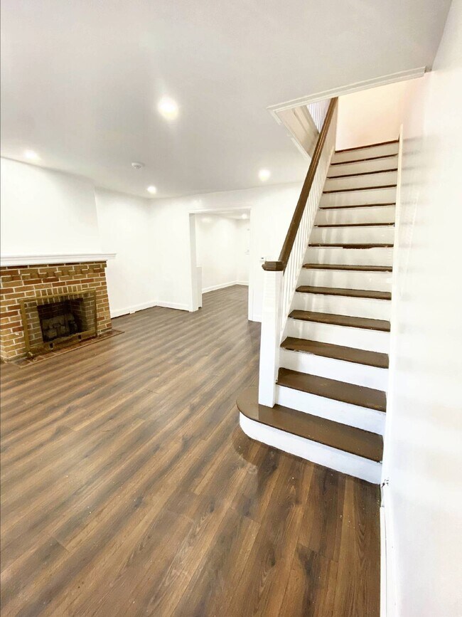 Building Photo - Beautiful 3 bedroom Townhouse available fo...