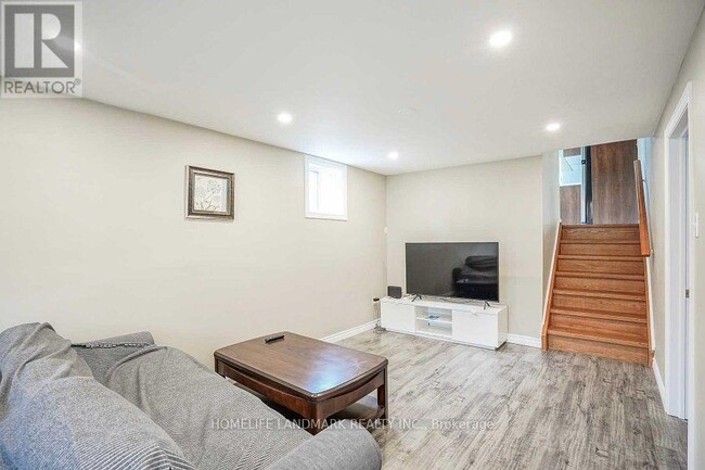 Building Photo - 760 Consort Crescent