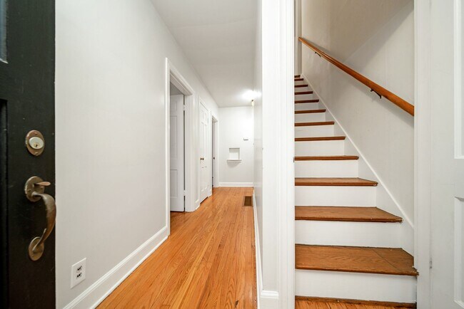 Building Photo - Charming 4BE/2BA home in the fantastic est...