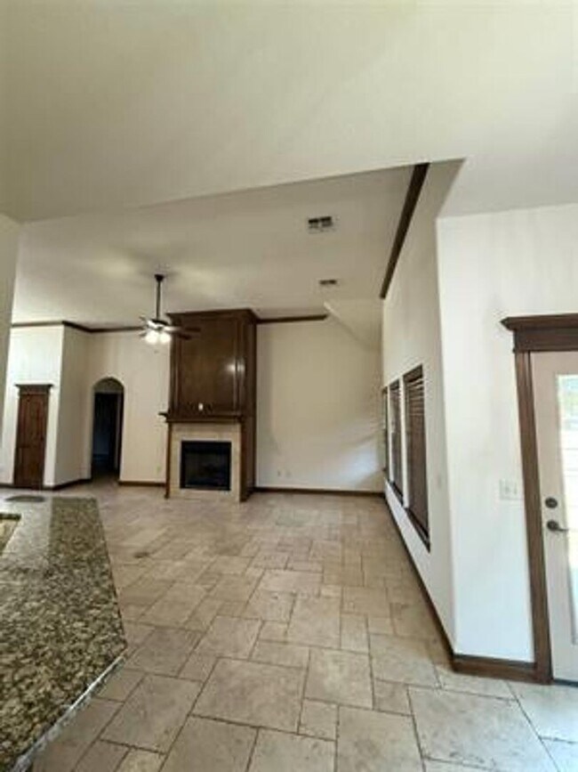 Building Photo - Beautiful Home in desirable Location