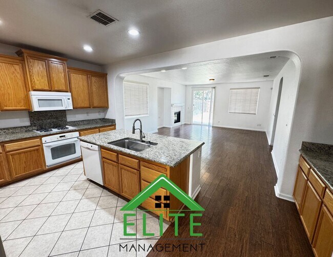 Foto del edificio - Beautiful 4 Bedroom, 2 Bath Single-Story H...