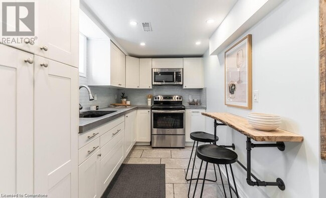 Building Photo - 14 Yorkdale Crescent