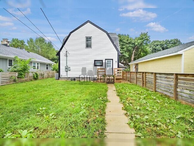 Foto del edificio - 3553 N Kenwood Ave