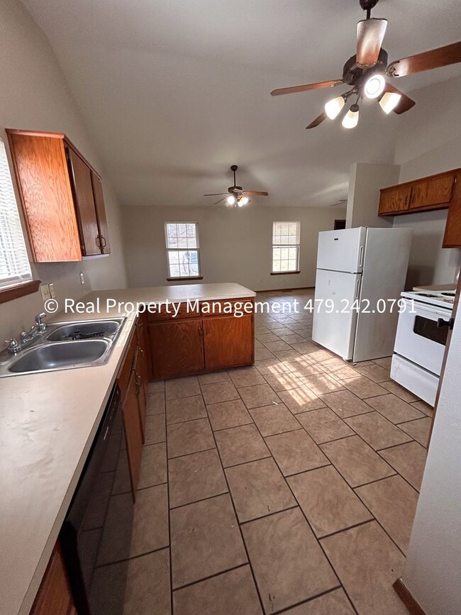 Building Photo - $1120 MOVE-IN SPECIAL! Super cute newly re...