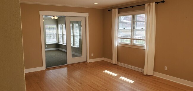 Foto del edificio - 4 bd, 2 ba, old SW Columbia, corner lot, great shape, fenced, hardwoods, W/D