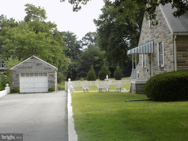 Foto del edificio - 1329 Donald Ave