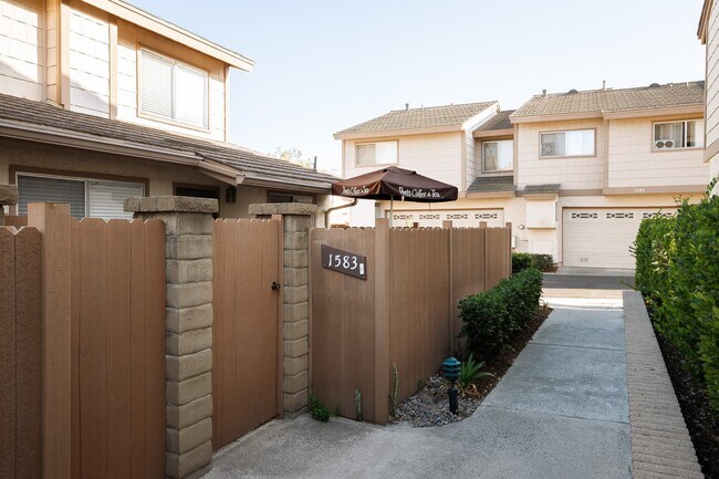Building Photo - 1583 Avenida Selva