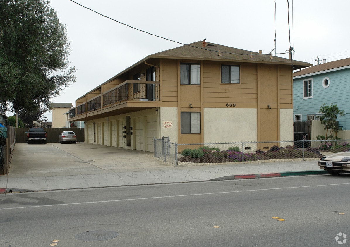Building Photo - 669 Rodriguez St