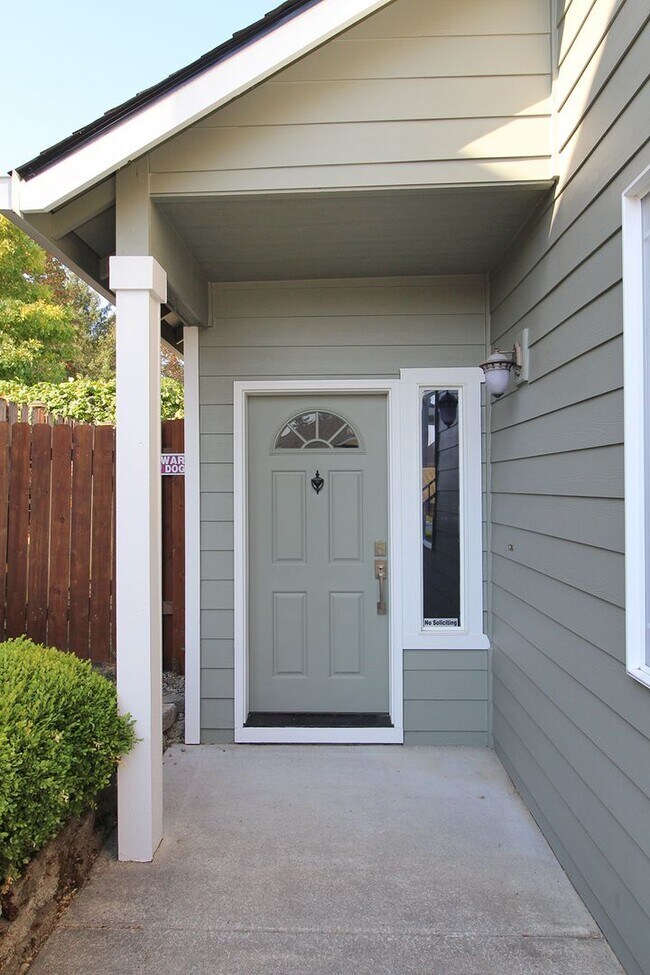 Building Photo - Freshly Updated Gresham 3 Bedroom/2.5 Bath...