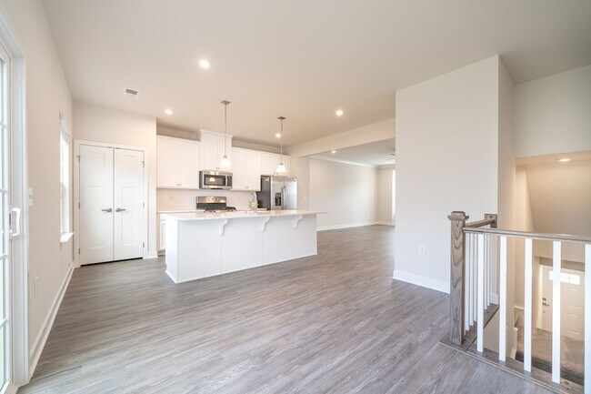 Building Photo - Creekside Commons Townhome- Available Augu...