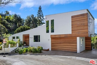 Building Photo - 2615 La Cuesta Dr
