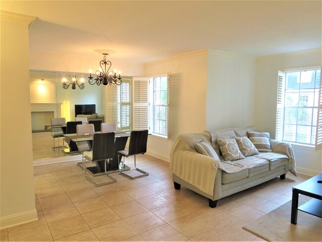 Building Photo - 361 N Post Oak Ln