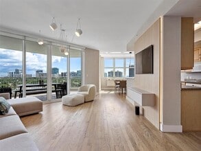 Building Photo - 9751 E Bay Harbor Dr