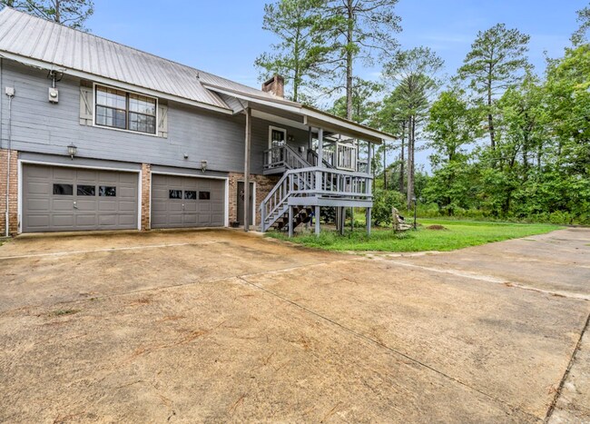 Building Photo - Fully furnished 3 bedroom, 2 bath home!