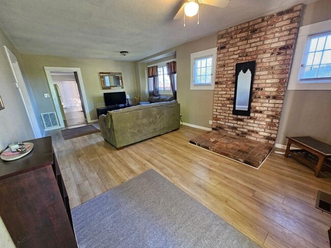 Building Photo - Lovely Lakeport Rental