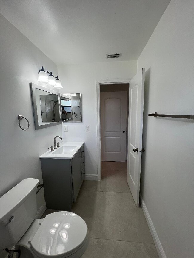 Building Photo - 686 Royalty Ct