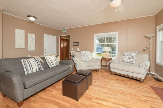 Building Photo - Spacious 4-Bed Home with Scenic Views near...