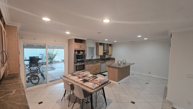 Foto del edificio - 2744 E Bennett Ave