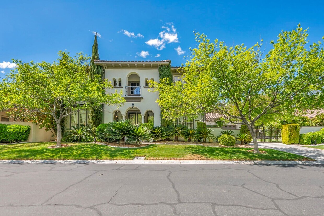 Foto principal - Fully Furnished Estate – Where Privacy Mee...