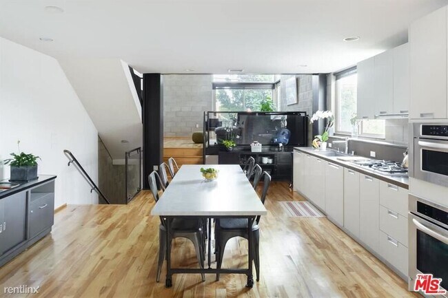 Foto del edificio - 530 N Larchmont Blvd