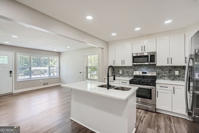 Building Photo - 2818 Meadowview Dr SE
