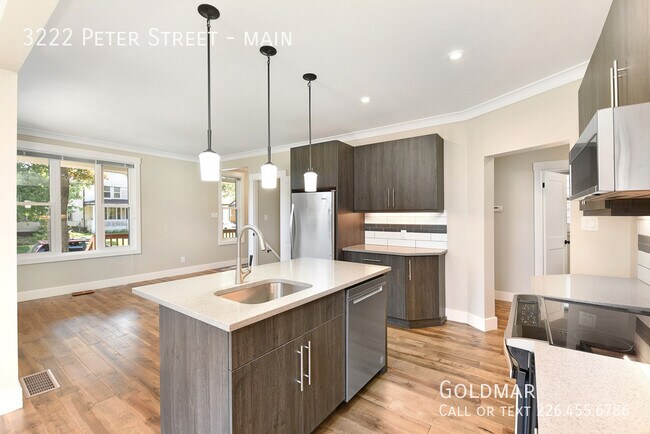 Building Photo - 2 bedroom Plus Den, 2 Bath with fireplace and high end appliances