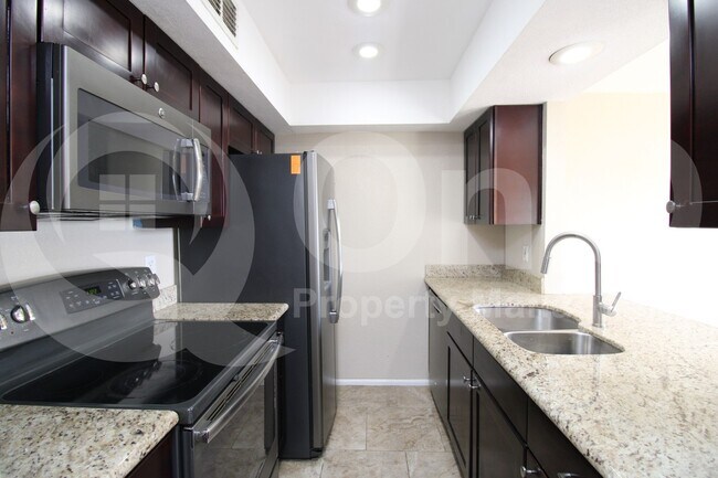 Foto del edificio - 2202 W Glenrosa Ave