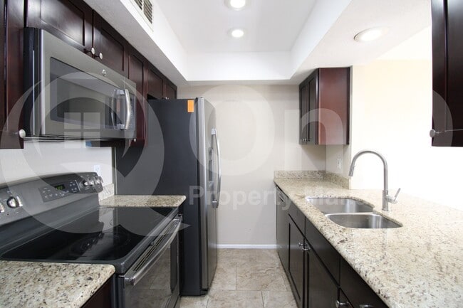 Building Photo - 2202 W Glenrosa Ave