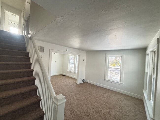 Foto del edificio - 3 Br 1 Bath Twin Home available in Bethlehem