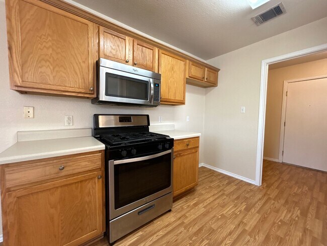 Foto del edificio - NEW PRICE!! Only 18-21 month lease only!!!...