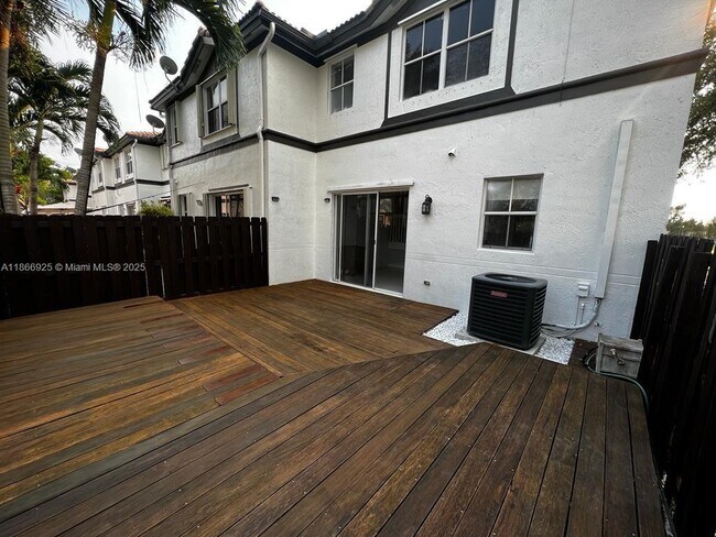 Foto del edificio - 7717 NW 116th Ave