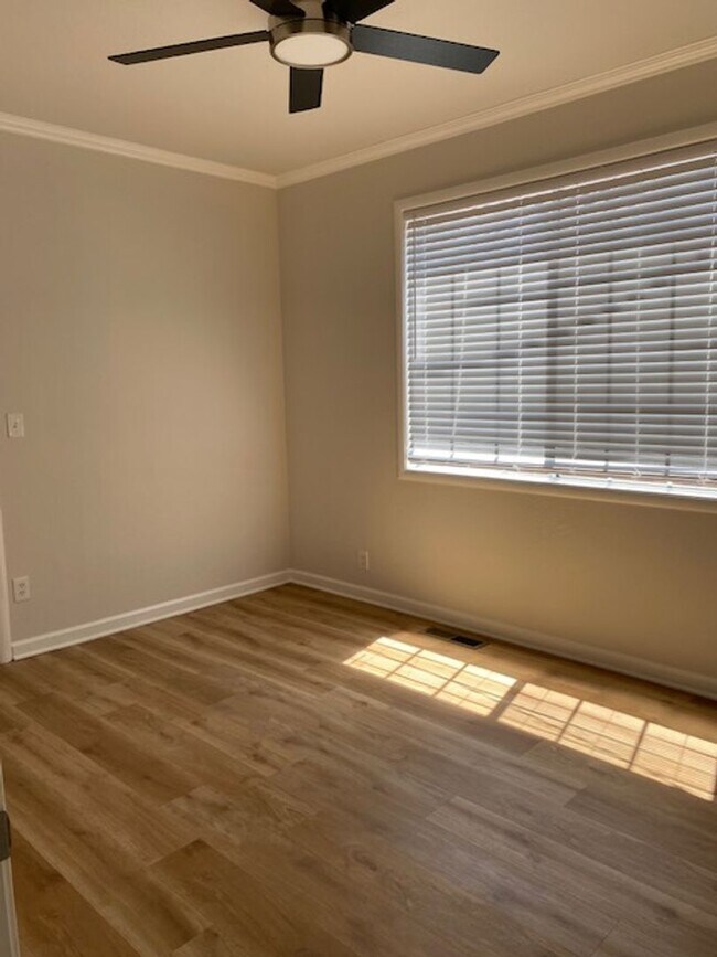 Foto del edificio - Spacious updated home with 3 downstairs be...